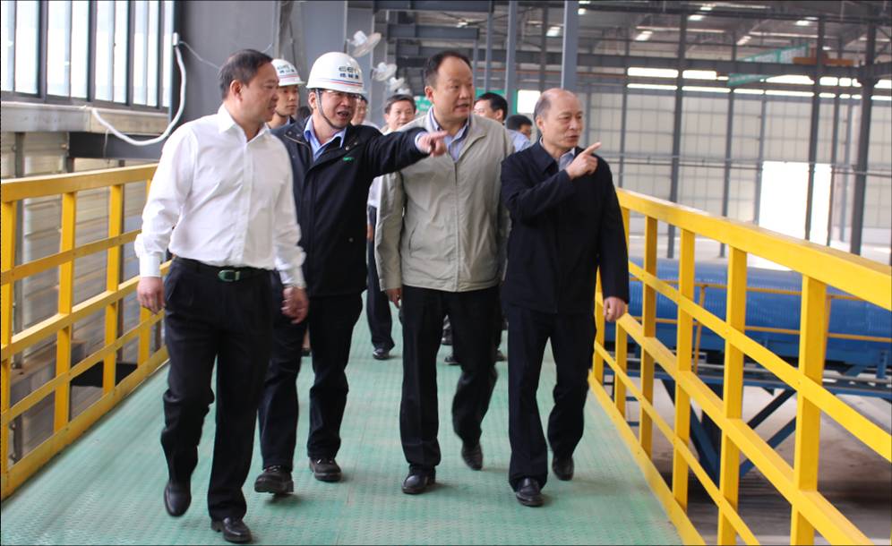 图2.江西省政法委书记周萌（右一）、宜春市市长蒋斌（右二）一行参观报废汽车有色金属分选线